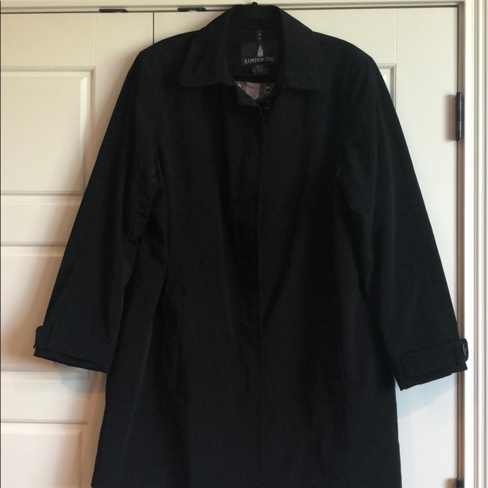 Black trench coat by London Fog☔️